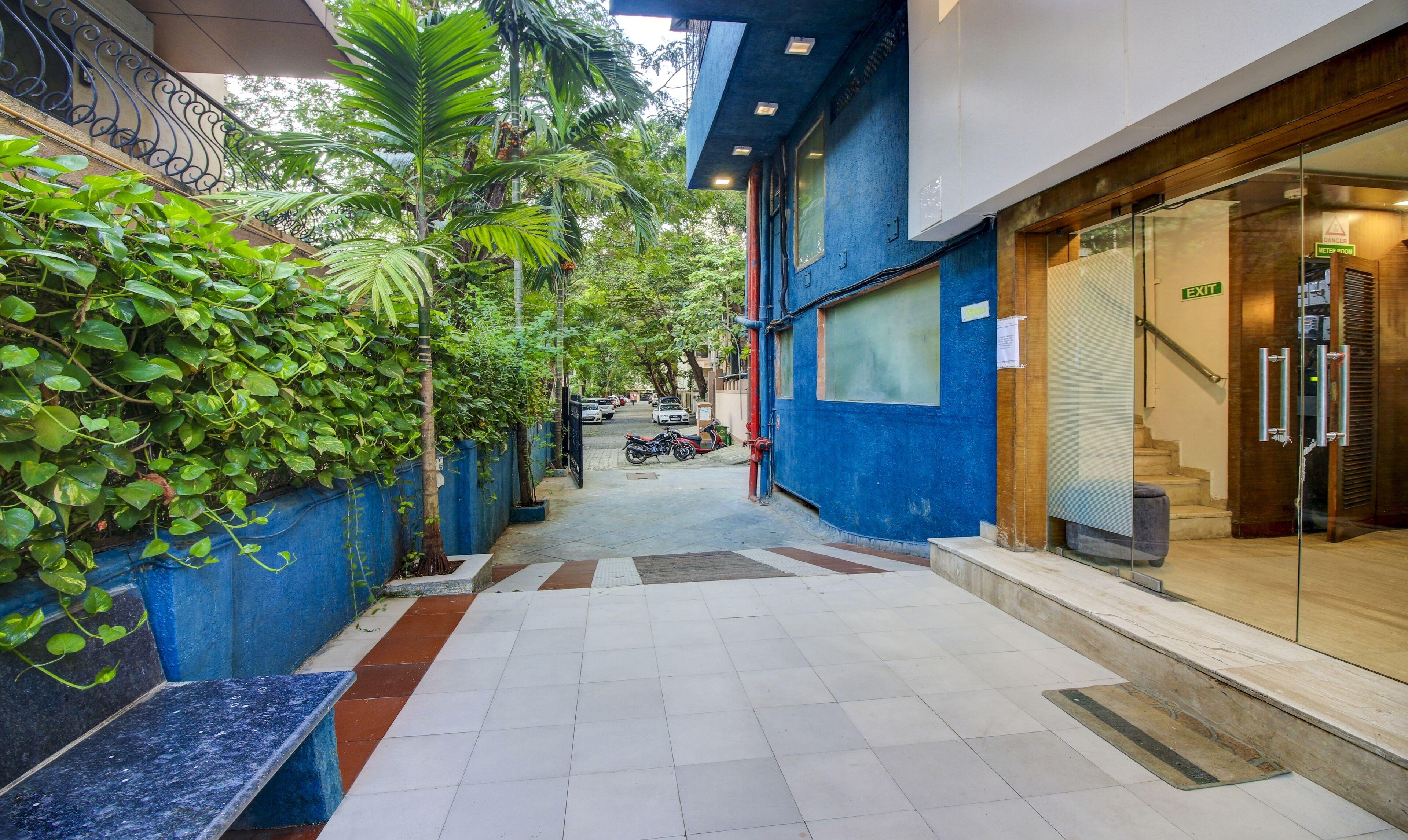 Hotel Aura - Near Malad Link Road - Mumbai — Photos 1